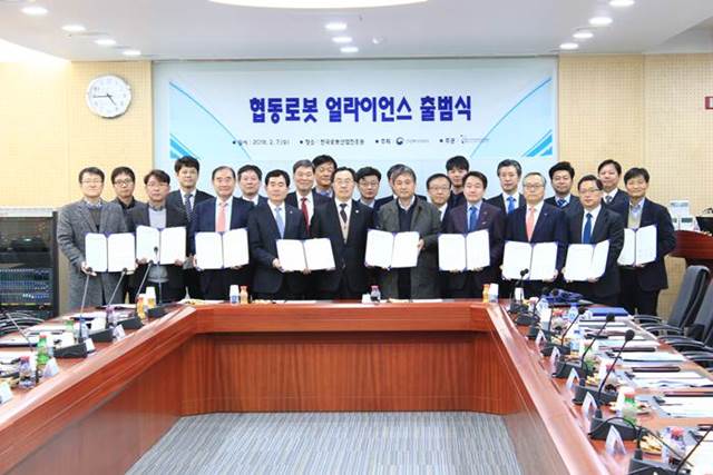 협동로봇 얼라이언스 출범식-기념촬영본.jpg