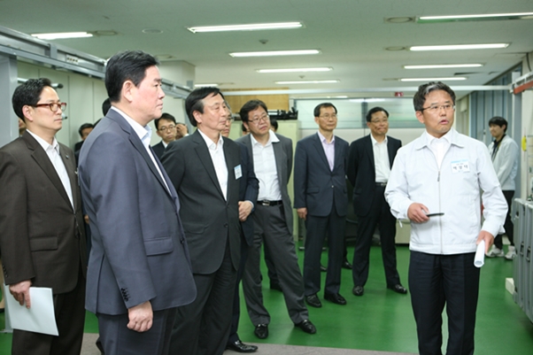 경제부총리 융합생산기술연구소 방문3.jpg