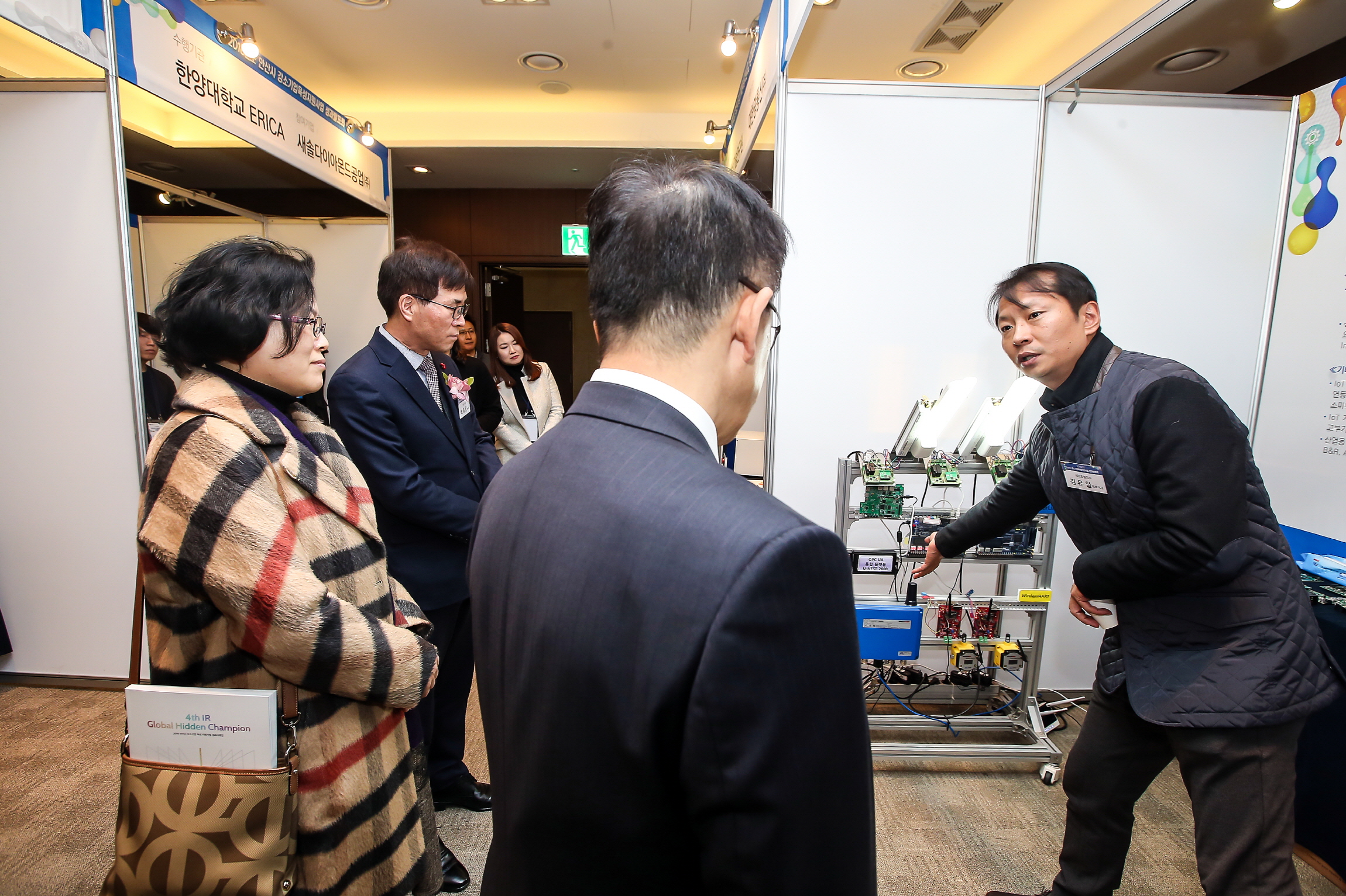 크기변환_전시물 관람.jpg