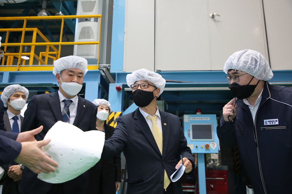 [2020.03.20.] 정병선 과기부 제1차관, MB필터 생산 파일럿 플랜트 방문.JPG