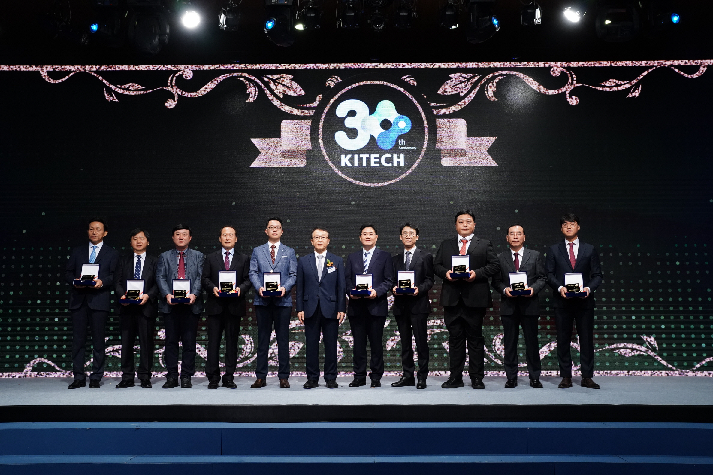 [★한국생산기술연구원 보도자료 사진2] 생기원이 파트너기업 10개사에 감사패를 전달하고 기념촬영을 하고 있다._크기변환.JPG