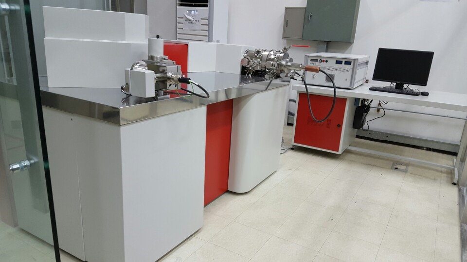 Glow discharge mass spectrometer